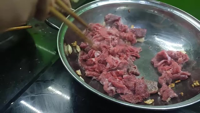 Marinate the buffalo meat with bean sprouts, oyster sauce, cooking oil, and a little fermented rice to make it soft.