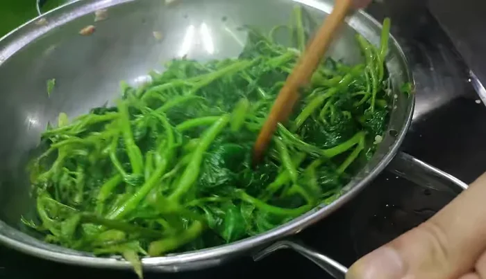 Add seasoning to the vegetables.