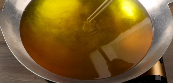 Prepare the fish: Wash the fish, then soak in vinegar and salt for about 5 minutes. Drain well and pat dry.