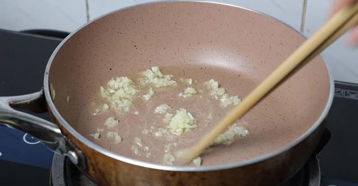 Stir-fry minced garlic until fragrant. Add marinated shrimp and pork, stir-fry until cooked.