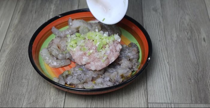 Marinate shrimp and minced pork with green onions, sugar, MSG, seasoning powder, and pepper. Set aside.