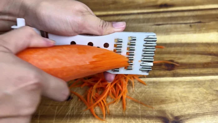 Prepare the filling: Shred carrots and cassava. Soak and chop black fungus and mushrooms. Chop onion.