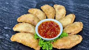 Delicious Banh Quai Vat Recipe: Crispy, Thin Crust, Savory Filling