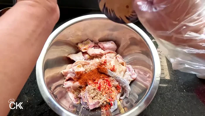 Marinate the chicken with minced aromatics, curry powder, beef stew powder (or five-spice powder), salt, and seasoning powder. Marinate for at least 1 hour, preferably in the refrigerator. (114.56)