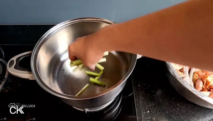 Heat a pan with oil, fry the remaining lemongrass until fragrant and golden brown. (189.36)