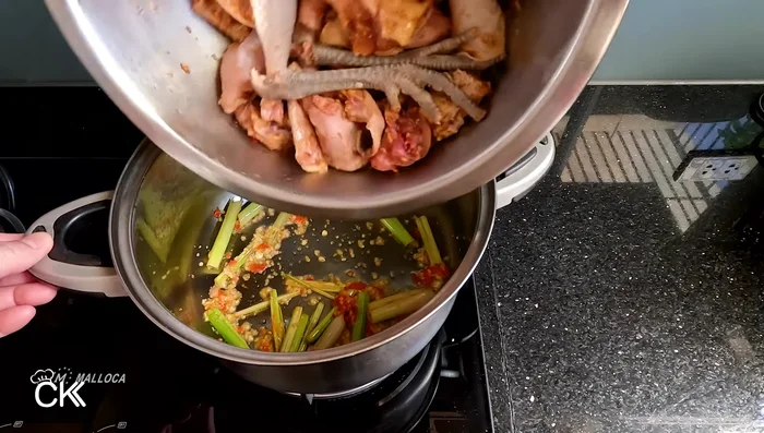 Add the marinated chicken to the pan and stir-fry until lightly browned. (206.92)