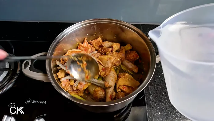 Pour in coconut water, add salt, sugar, and seasoning powder. Simmer over low heat until the chicken is almost tender (about 20 minutes). (216.64)