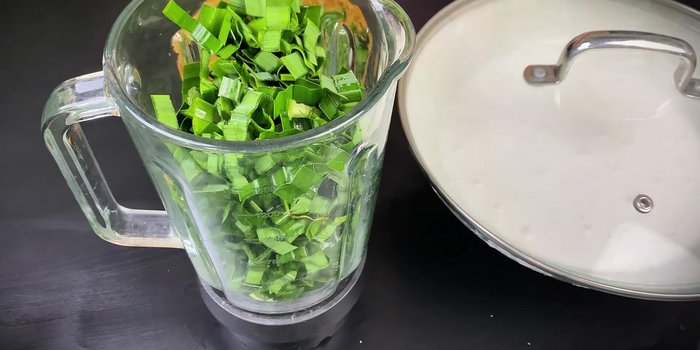 Blend pandan leaves with water to make 500ml of pandan juice. Strain. (157.04)