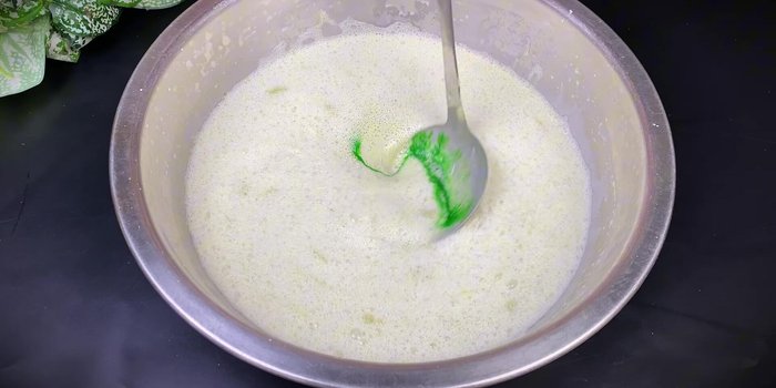 Add pandan essence (optional) and cooking oil; mix well. (440.52)