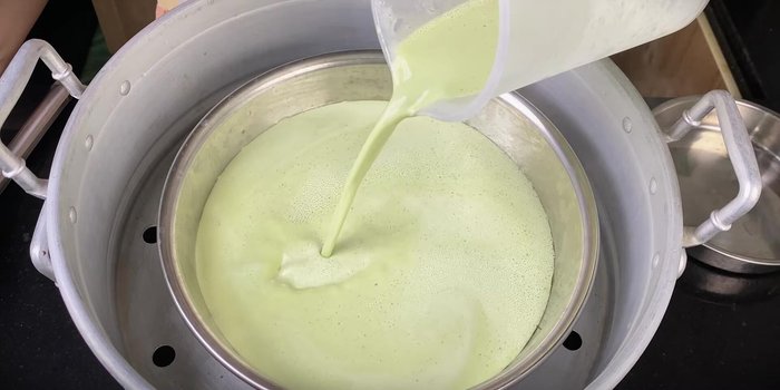 Pour the batter into the molds and steam over high heat for 30 minutes. (480.319)