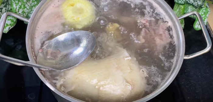 Skim off the foam, reduce heat, and simmer for 1 hour until the beef brisket and other ingredients are soft. Do not boil the beef rump in this water.
