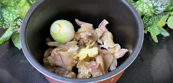 Wash the beef and put it in the pressure cooker with ginger and onions. Add water, half a tablespoon of rock sugar, and half a tablespoon of seasoning. Simmer for 50 minutes until soft.