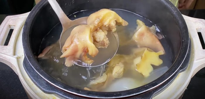 Discard the beef broth from the pressure cooker; it smells bad. Cut the cooked beef and honeycomb into bite-sized pieces.