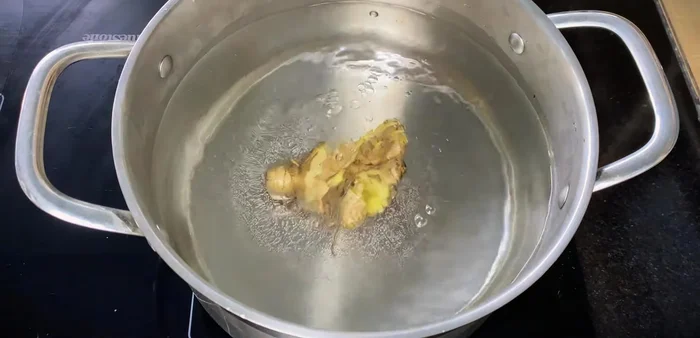 Put a pot on the stove, add crushed ginger and salt. Boil and add white wine to remove the smell of beef.