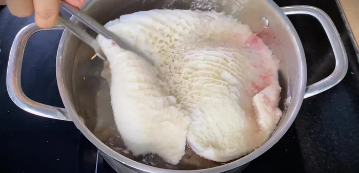 Add cow stand, honeycomb towel, sugarcane leaves. Blanch the ingredients for about 2 minutes to remove the bad smell.
