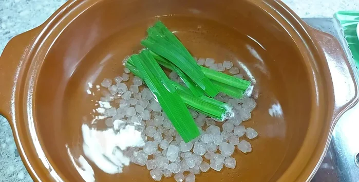 Add pandan leaves for fragrance.