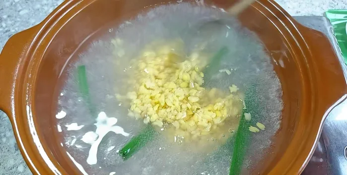 Add steamed green beans. Turn off the heat.