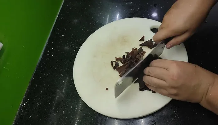 Add sliced wood ear mushrooms. When blanching the chicken, also blanch some pork skin or chicken feet to help the jelly set.