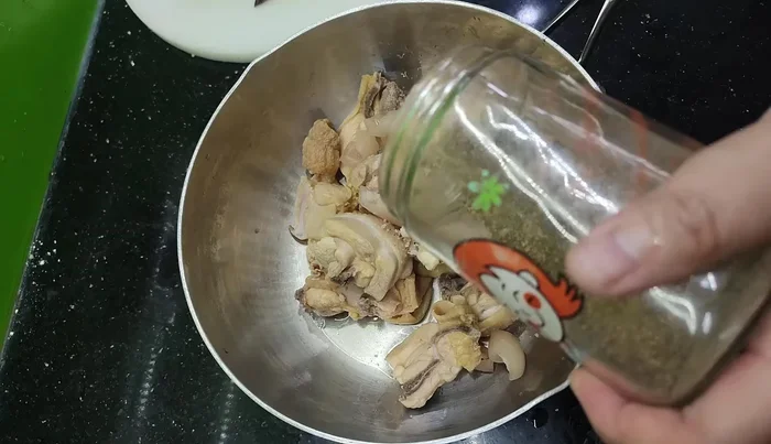 Marinate the cleaned chicken with salt, MSG, white pepper (for better color), and fish sauce. Stir-fry to let the chicken absorb the spices.
