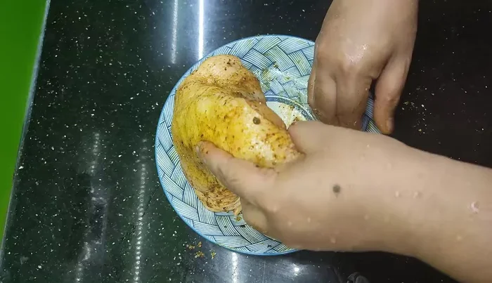 Marinate chicken thighs with salted chicken seasoning and a little salt.