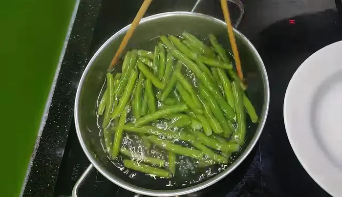 Arrange the cooled chicken, boiled vegetables, and other dishes (like boiled tongue, if desired) on a rice tray for serving.