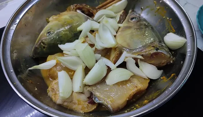 Add onions to the marinade to enhance sweetness and reduce fishy smell.