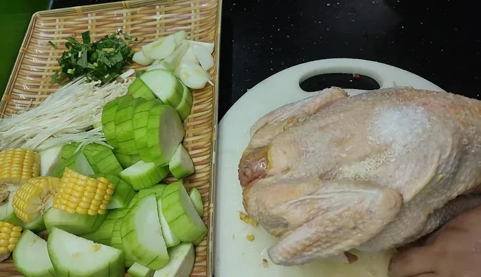Marinate the chicken with salt, seasoning powder, MSG, ginger, onion, and chili. Marinate inside and out.