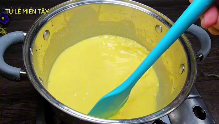 Cook the corn juice in a pot over medium heat, stirring constantly to prevent burning. Cook until thickened. [139.04]