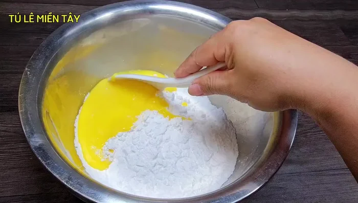 In a bowl, combine the flour and 300ml of hot corn water. Knead until smooth and elastic. Add more flour or water as needed to achieve the right consistency. [166.72]