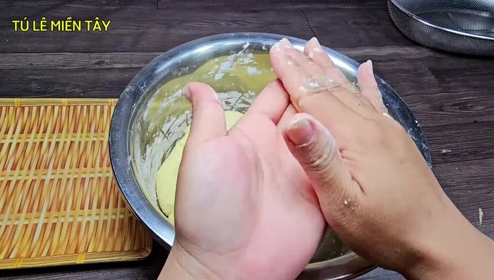 Shape the dough into small pieces. [233.239]