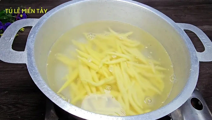 Boil water in a pot, then add the dough pieces. Cook until they float to the surface. [265.44]