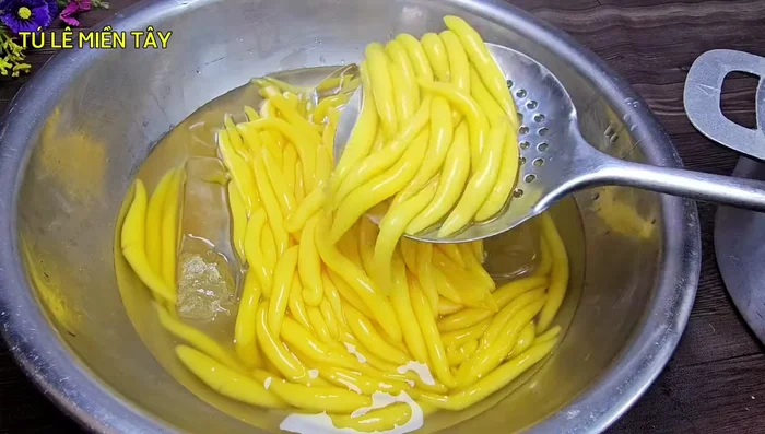 Immediately transfer the cooked dough to a bowl of ice water to cool and maintain chewiness. [298.039]