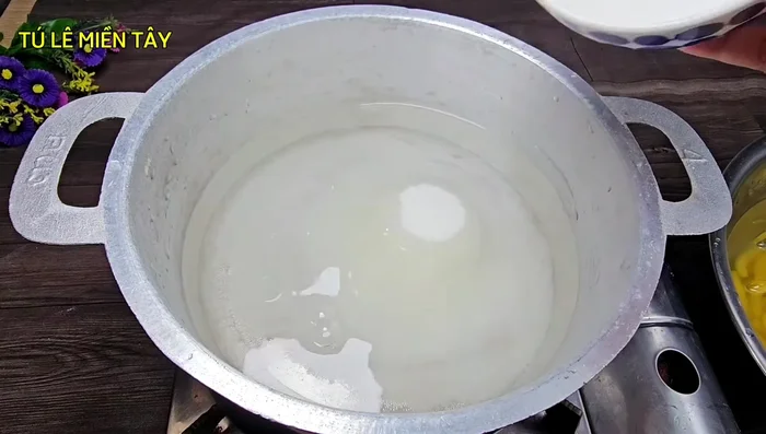 In a separate pot, combine 1 liter of water, 350g of sugar, and salt. Bring to a boil. [330.319]