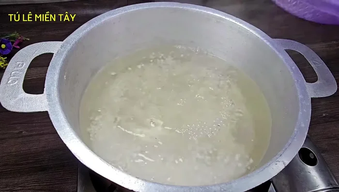 Add the cooked dough to the boiling sugar water. [356.16]