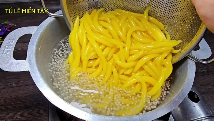 Add the corn pulp and stir well. [370.8]