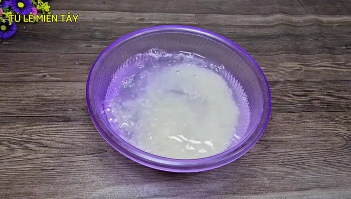 Soak the flour in a pot with water for about 2 hours. [61.12]