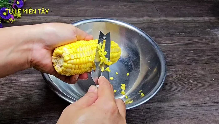 Shred the corn. Use fresh corn for the best flavor. [63.96]