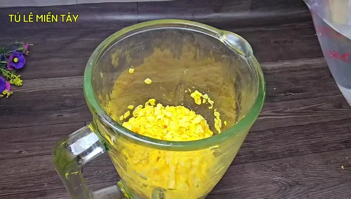Blend the shredded corn with 200ml of water until smooth. Strain the mixture through a sieve to separate the juice from the pulp. [77]