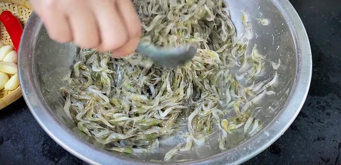 After 15 minutes, drain the shrimp in a basket without rinsing.