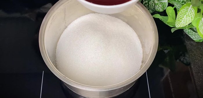 In a pot, cook the sugar and fish sauce until dissolved. Turn off the heat.