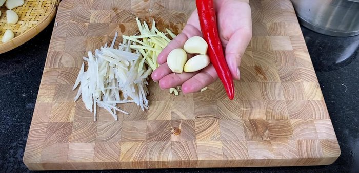 Grind the garlic and chili peppers until smooth.