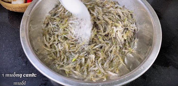 In a bowl, mix the shrimp with 1 tablespoon of salt and 200ml of white wine. Let it sit for 15 minutes.