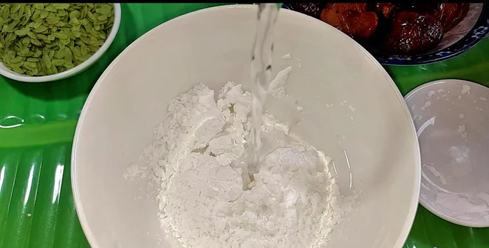 Prepare the batter: Mix fried flour with water until it forms a thick paste.