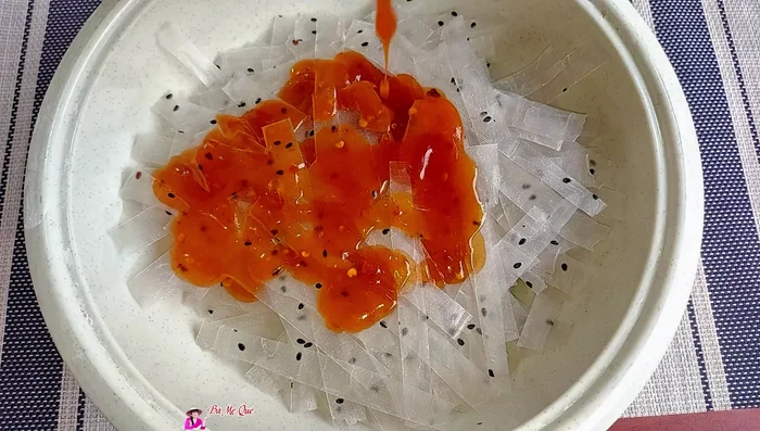 Add the dressing to the rice paper and mix immediately.