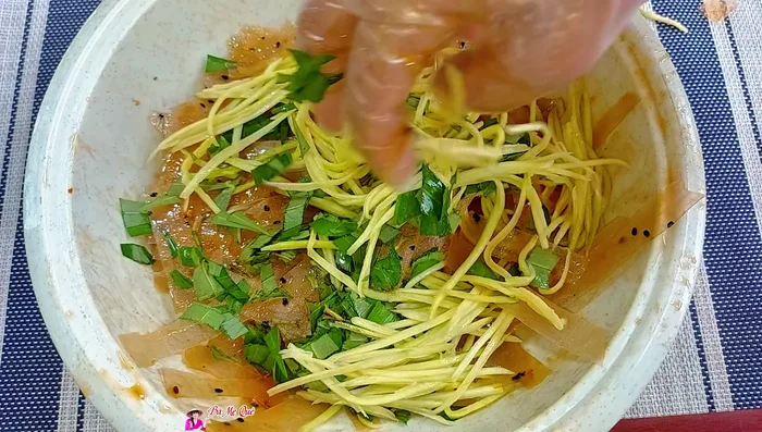 Add the chopped Vietnamese coriander and shredded mango. Mix well.