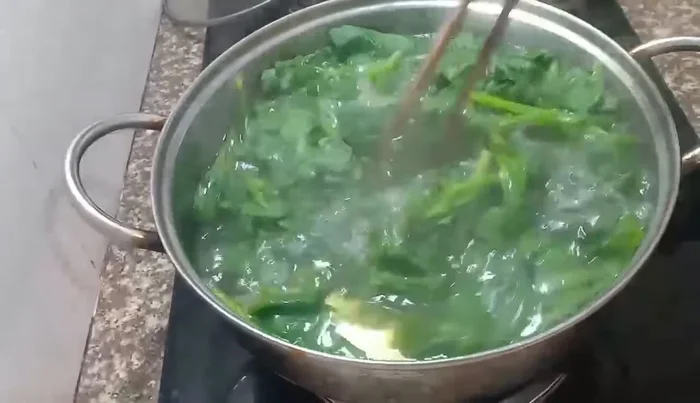 Once the spinach is cooked, turn off the heat.