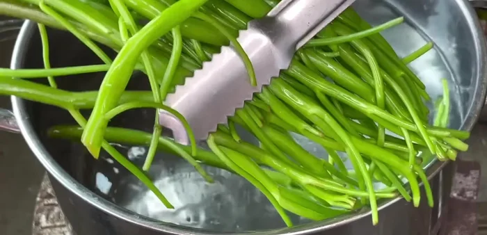 Cool and drain: Soak blanched water spinach in ice water for 8-10 minutes. Drain well and cut into bite-sized pieces (optional).