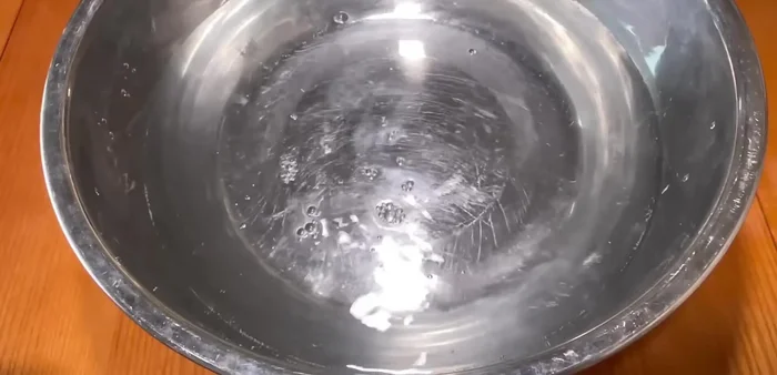 Soak water spinach: In a basin, mix 2L water, 2 cups vinegar, 0.5 cup sugar. Stir until sugar dissolves. Add prepared water spinach, and submerge with a plate. Soak for at least 2 hours, or 3 for best results. Stir occasionally.