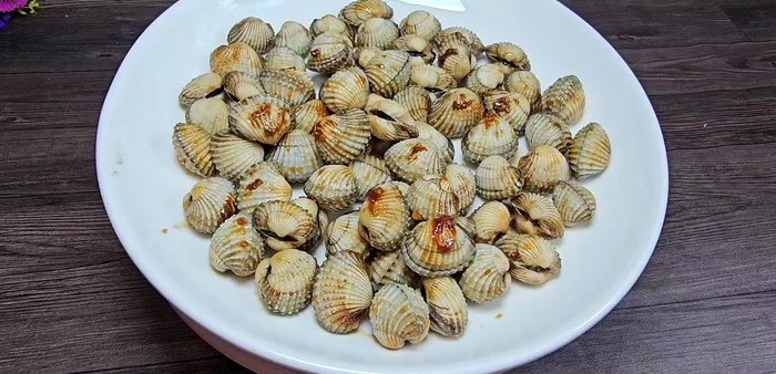 Remove the blood cockles and set aside. Turn the heat to high and let the sauce boil until thickened.