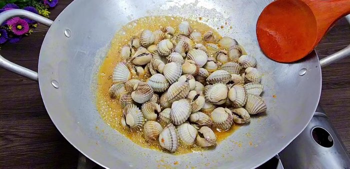 Add the washed blood cockles to the pan and stir-fry to your desired level of doneness (rare or well-done).